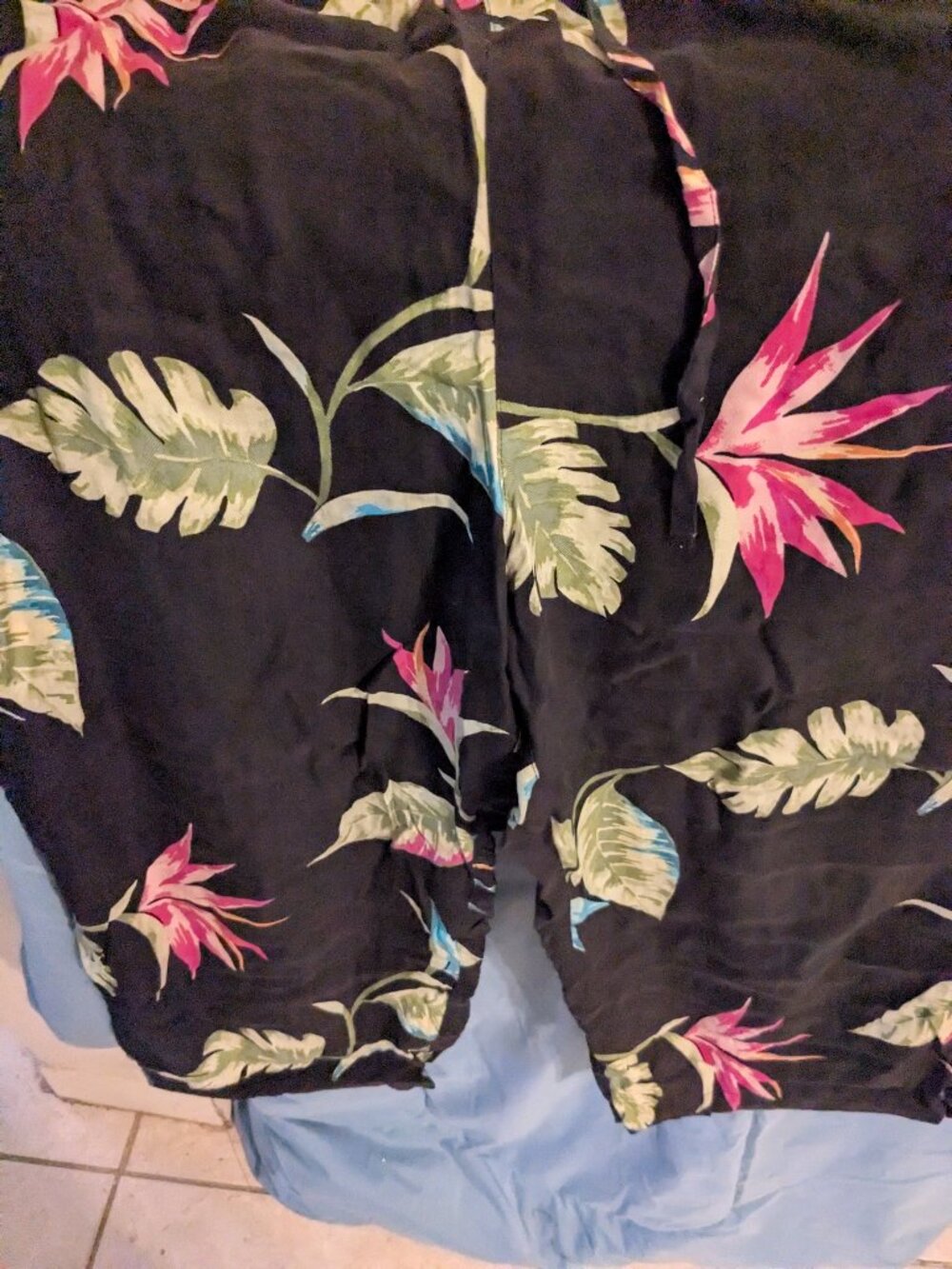 Flowy and soft drawstring crop pants.